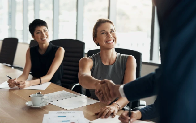 装饰图片：会议前的握手